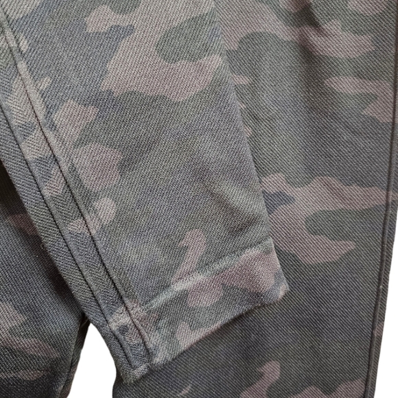 Spanx Look At Me Now Legging In Black Camo Size Medium Shapewear Stretchy - Picture 10 of 11